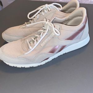 Reebok classic women’s size 7 rare color EUC